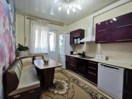 Квартиры, 3-комн., Магадан